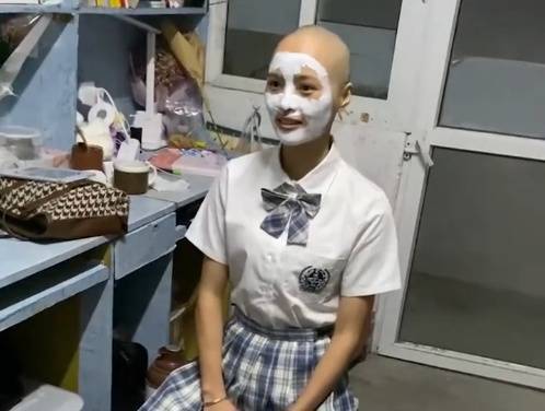 胆固醇|女学生频繁掉发索性剃成光头！剃光头真的可以防脱发吗？