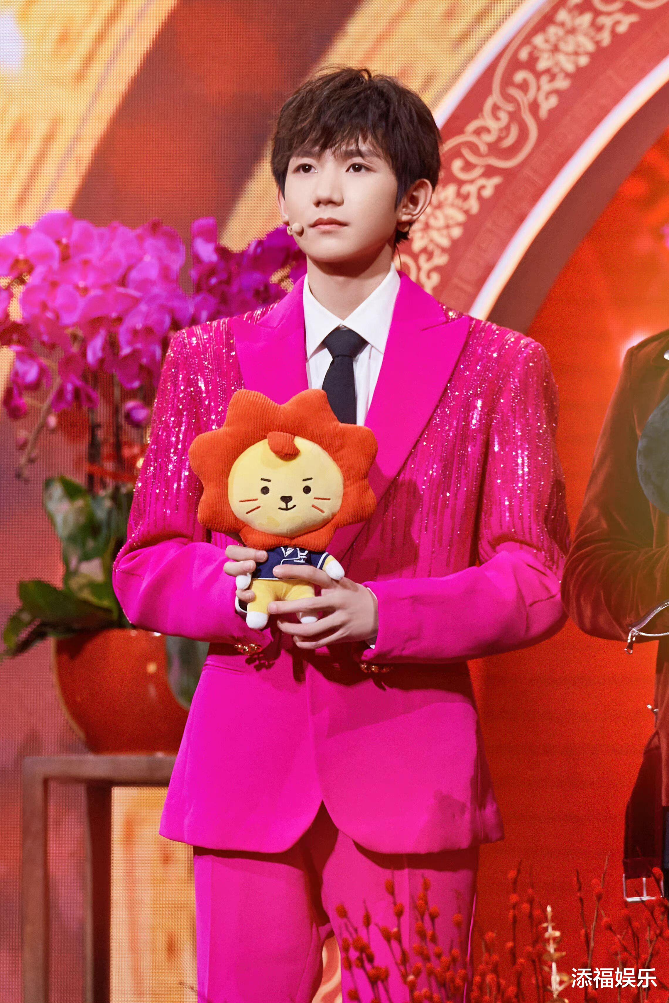 王源|王源七次受邀CW彩排,绿色羽绒服保暖上阵,但削瘦的身材暴露无遗