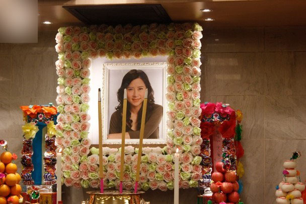 祝文君|演员祝文君去世,女儿披麻戴孝操办葬礼,手捧遗照送亡母遗体火化