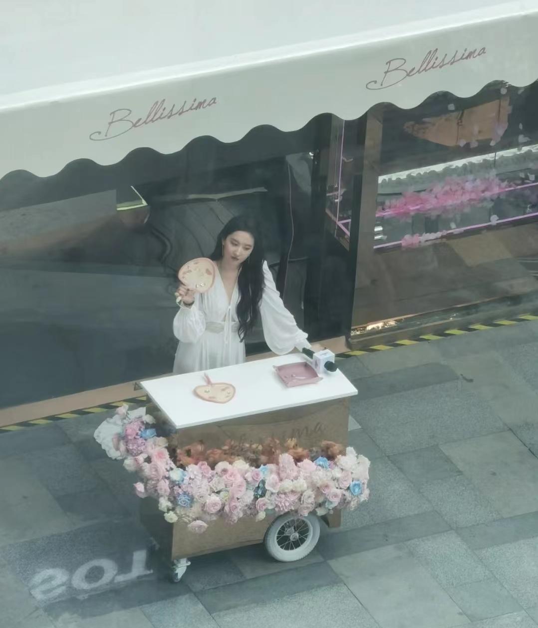 刘亦菲|刘亦菲出活动人山人海,路人顶着40度爬树看女神,国民度独一无二