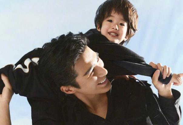 姜潮|姜潮带儿子拍亲子照，儿子继承爸妈的颜值，不愧是星二代的天花板