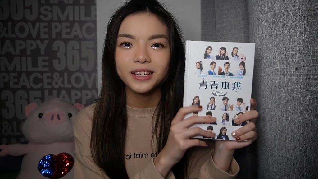 |【青春本我X声梦传奇】限量纪念册Yumi学生照曝光，炎明熹撰文感慨时间宝贵