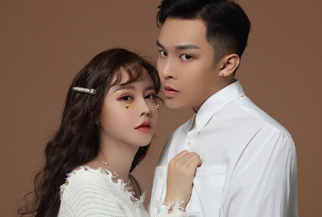 兜儿晒女儿照片，称眼睛像自己嘴巴像小猪先生，网友：更像小猪妹