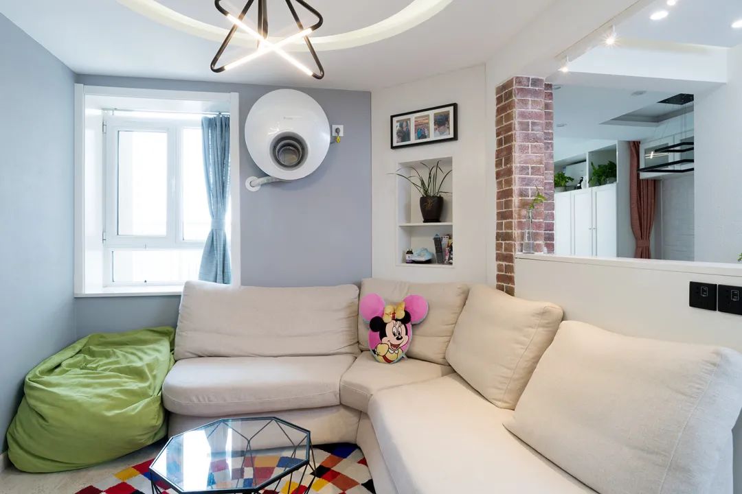 晒晒13万装修的55平小户型,这弧形电视墙,很多人就没见过