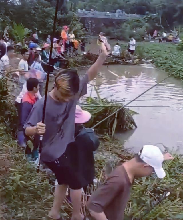 钓鱼|大雨后小河沟成天然黑坑，成百上千的人前来钓鱼，网友：太疯狂了