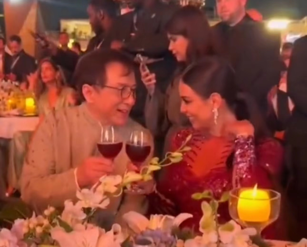 成龙|成龙现身国外参加活动,被外国女演员不断灌酒,笑容满面关系亲密