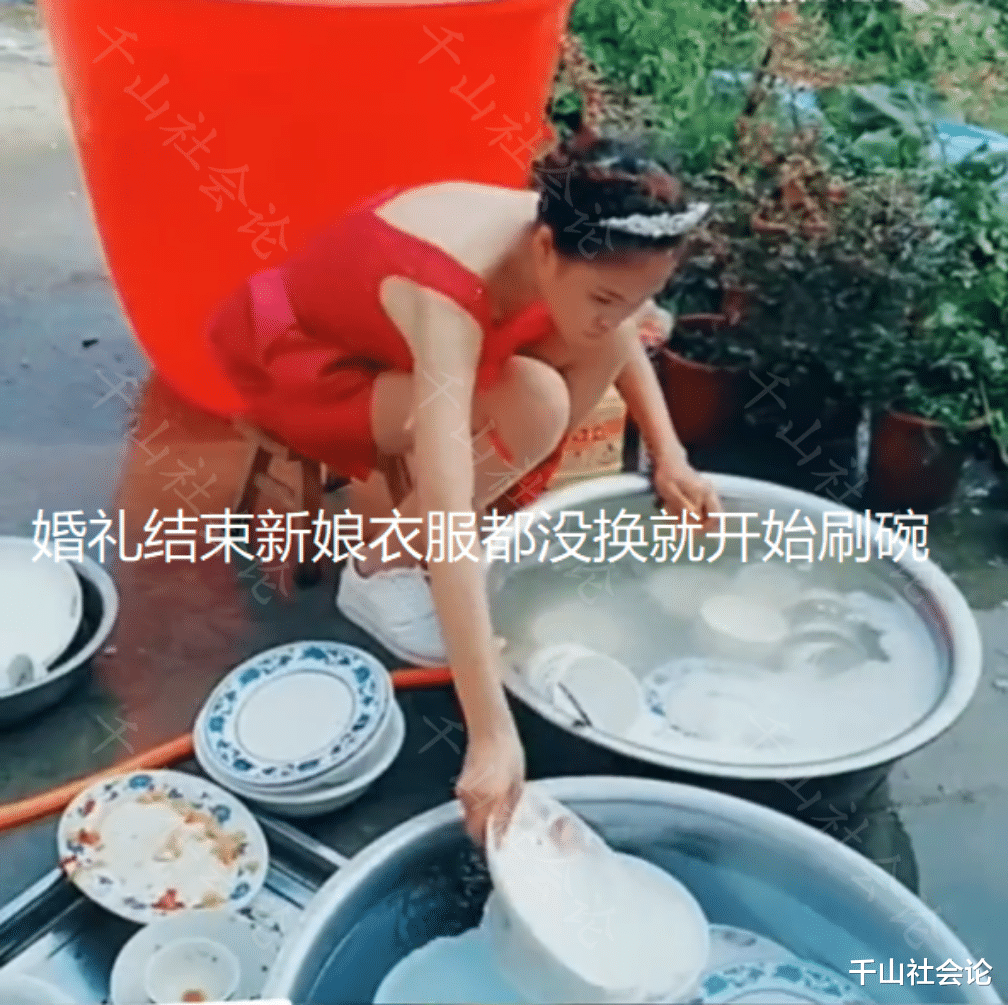 婚礼结束新娘穿着红嫁衣刷碗,坐在路边无人帮忙,身影单薄惹人怜