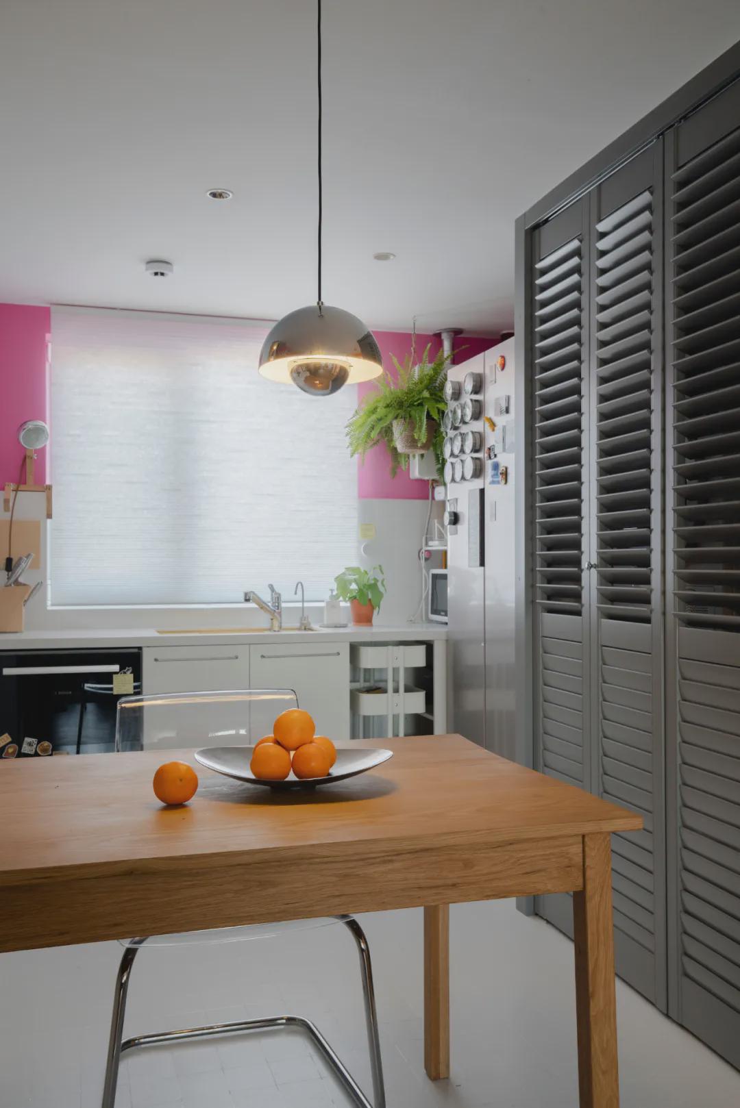 新婚夫妻89㎡混搭婚房,火烈鸟粉搭配大胆的橘黄,个性又充满活力