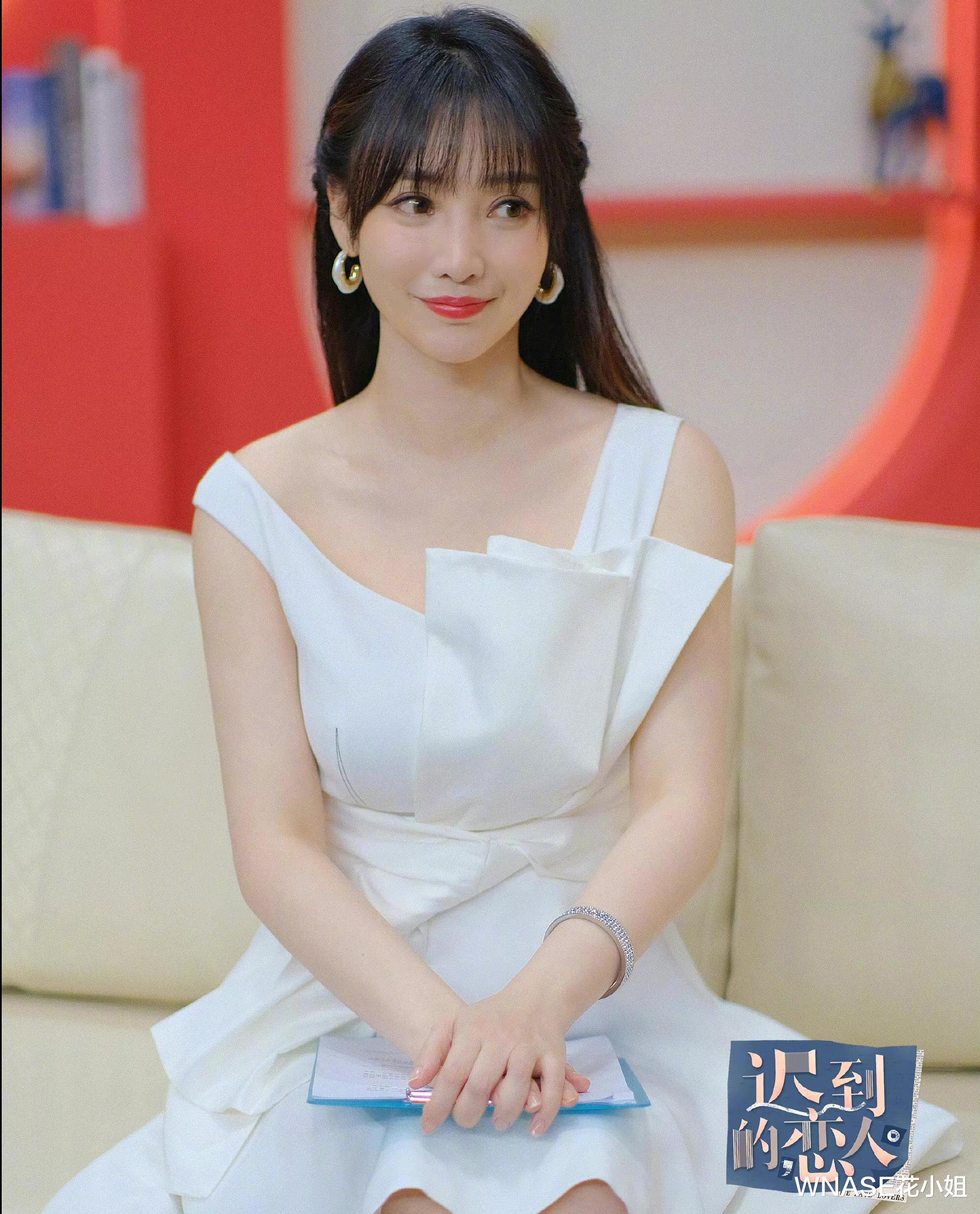 柳岩这是“瘦”了多少斤！穿裹身裙像开了特效，搭配保守但很吸睛