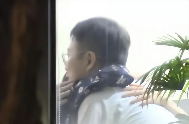 梁朝伟|董洁参加饭局和男子拥抱:曾经的冷清秋,终于活成世俗的样子