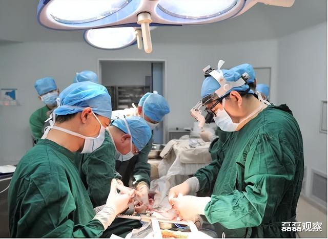 2021年,父亲烧死母亲,儿子将父亲告上法庭:求判死刑,怕他报复