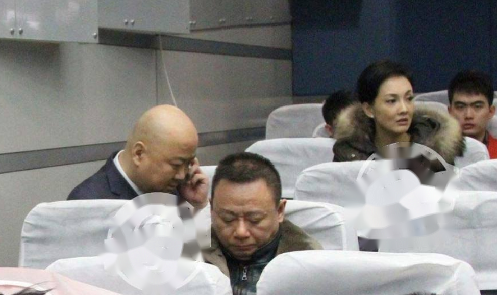 牛莉|牛莉：24岁嫁给“圈外人”刘亚东，婚后生三子，结婚25年恩爱如初