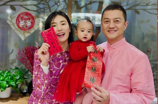 李亚鹏 赢在起跑线!李亚鹏1岁女儿护肤美容,还品茶下棋,越长越像李嫣