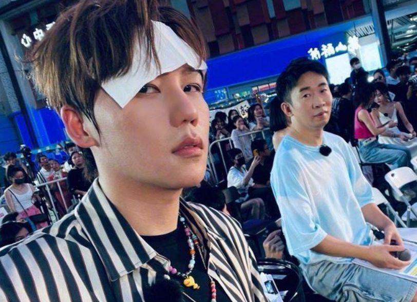 杨迪|杨迪超市购物被偶遇,与粉丝合影与明星架子,一身穿搭接地气