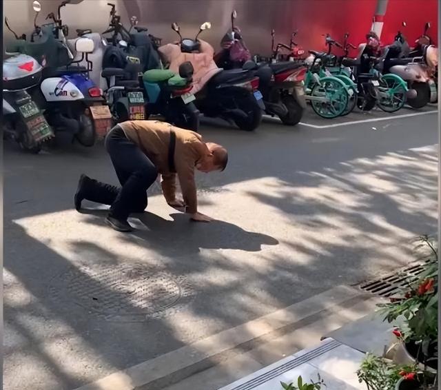 南京老人摔倒后无人敢扶纪实:老人指向一名女子,下一幕感人泪目