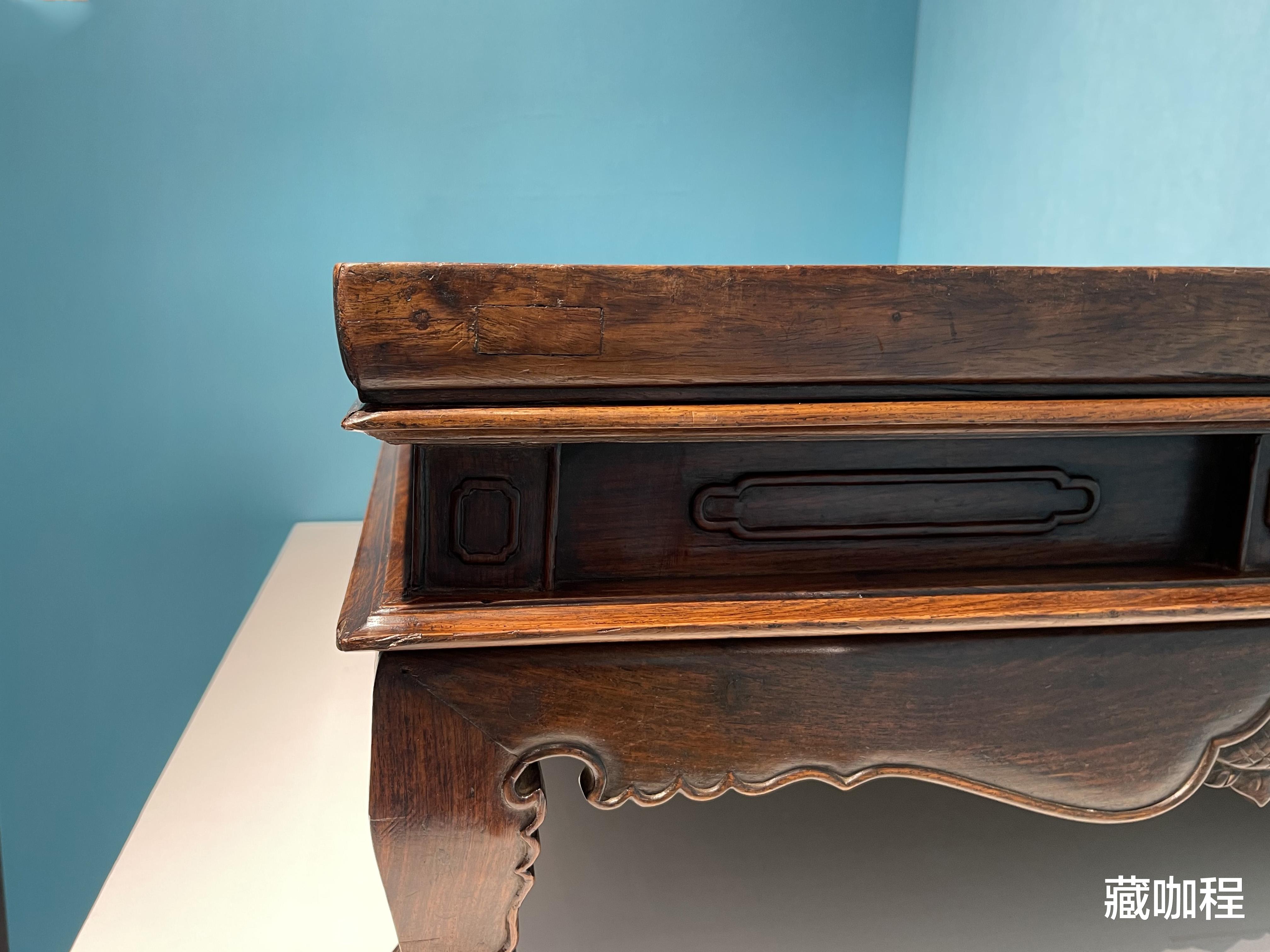 |边抹下凸出一木,黄花梨高束腰炕桌不同寻常