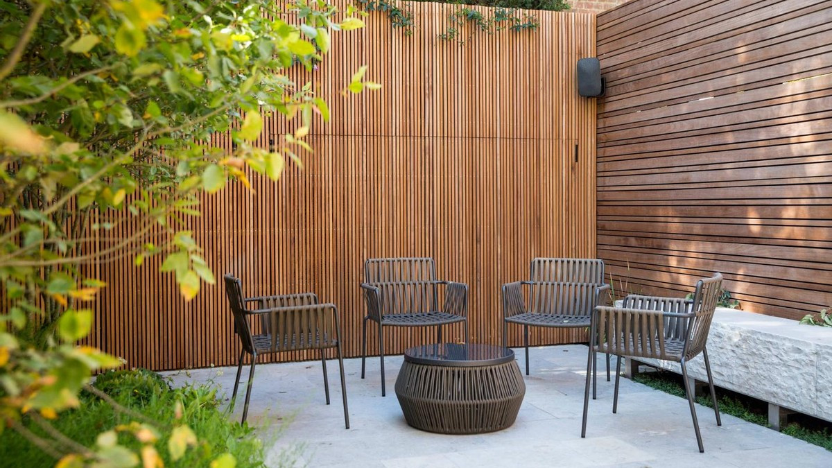 从围墙到露台，把木格栅装室外，通风换气，关键颜值还不赖