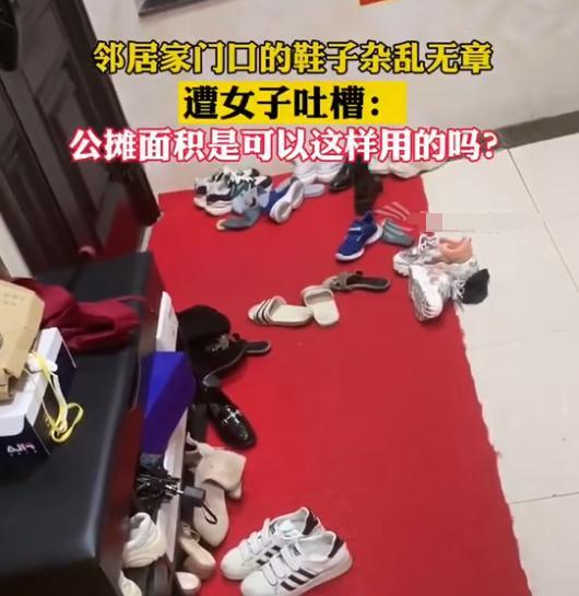 女子拍视频曝光邻居门口乱堆鞋子,网友:不能忍,可以给浇点水了