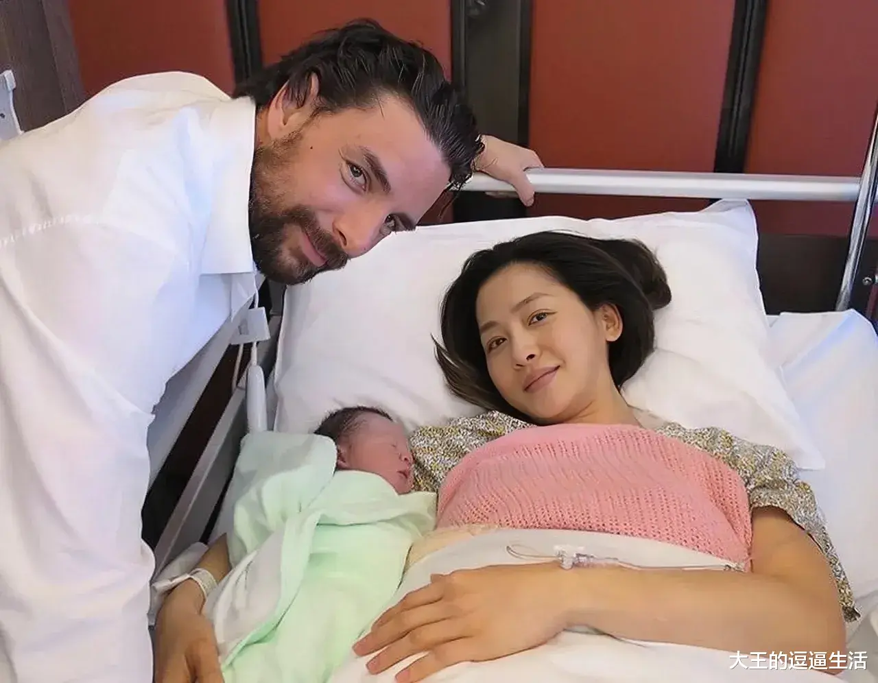 周汶锜|“心真大”！香港知名女星两度原谅外籍老公出轨，发全家福庆祝结婚10周年