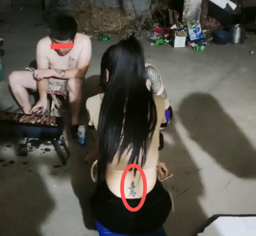 两男一女居家烧烤,女子背上纹的字令人无法理解