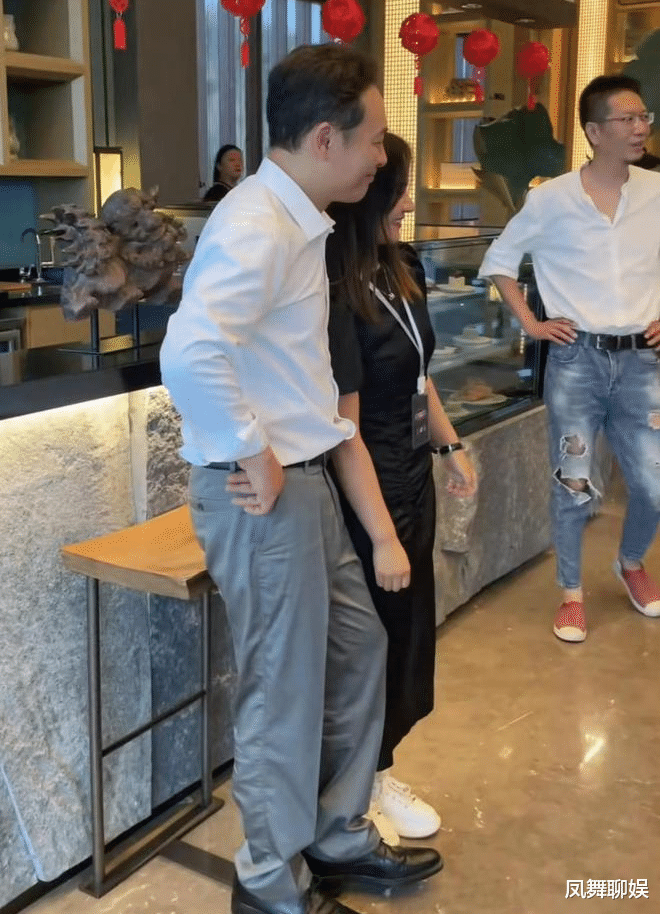 张颂文|46岁张颂文回家过节遭围堵！年轻女粉尖叫求签名