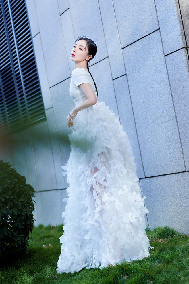 佟丽娅|美图分享|清纯甜美的阚清子，长裙飘飘很动人！