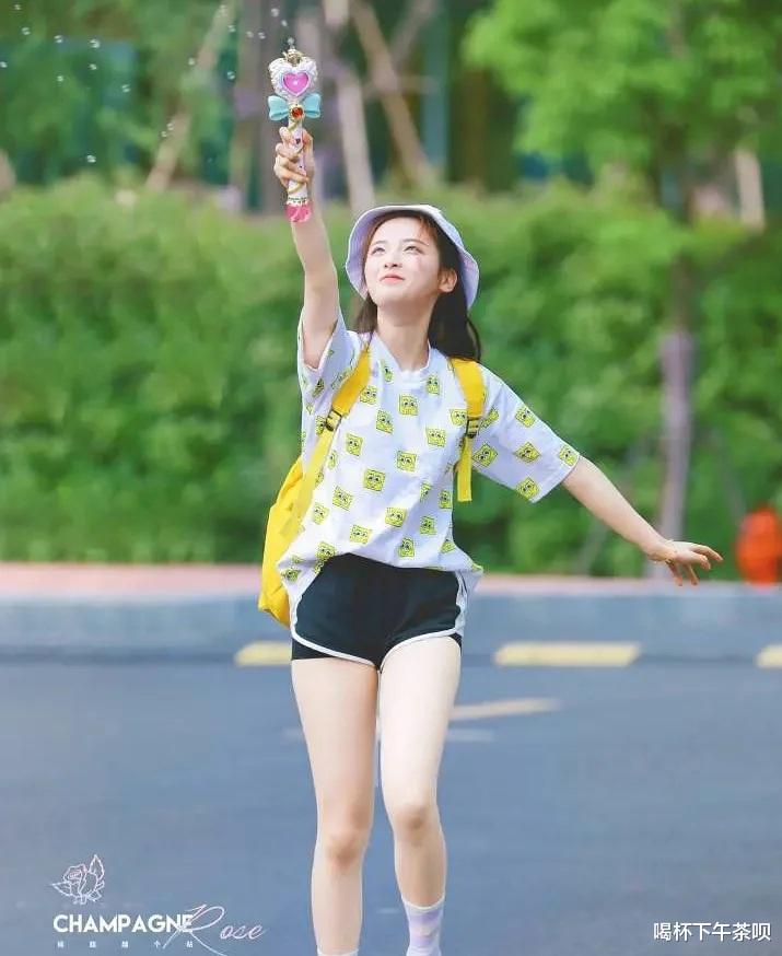 杨超越|杨超越偷拍狗仔,狗仔当时就懵了