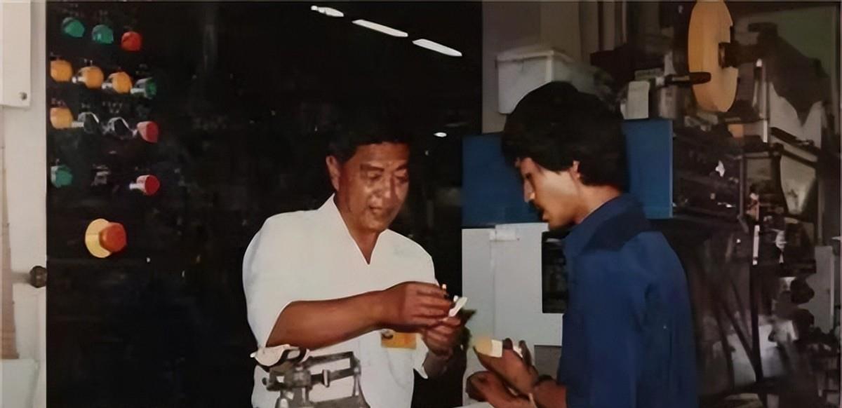 51岁的褚时健出任卷烟厂厂长,遭到团团伙伙的排挤,反击方式绝了