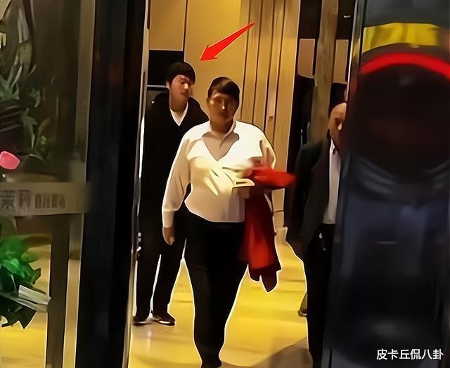 朱之文|大衣哥高档餐厅参加饭局,小伟眼神不离餐桌,一桌人就他最先动筷