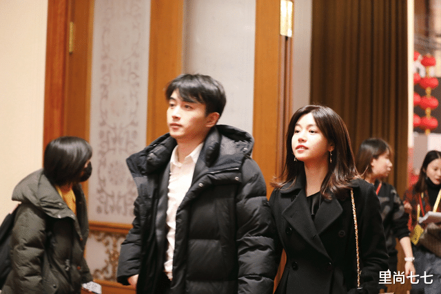 陈妍希|陈妍希太会撒娇了，搂探班丈夫不舍撒手，陈晓一把搂她入怀太霸道