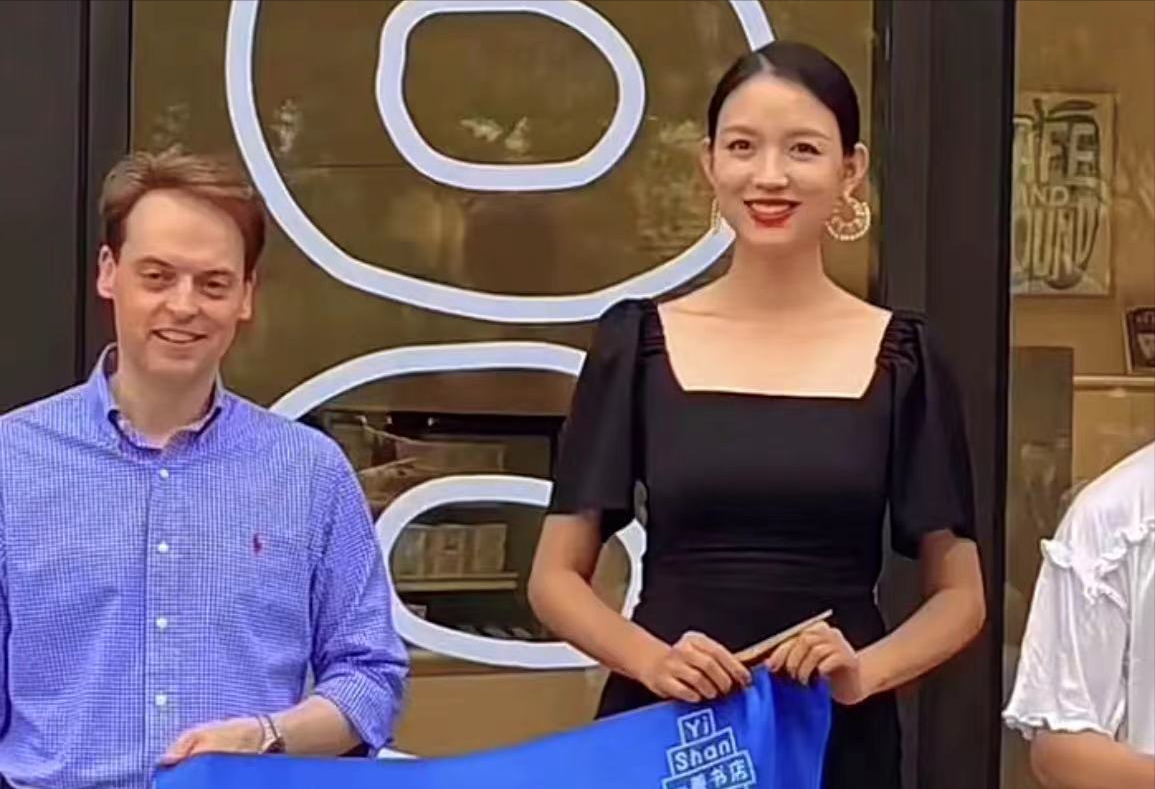 董洁|董洁、董璇、关悦跟谭卓带娃现身活动，离开滤镜的容貌太真实了