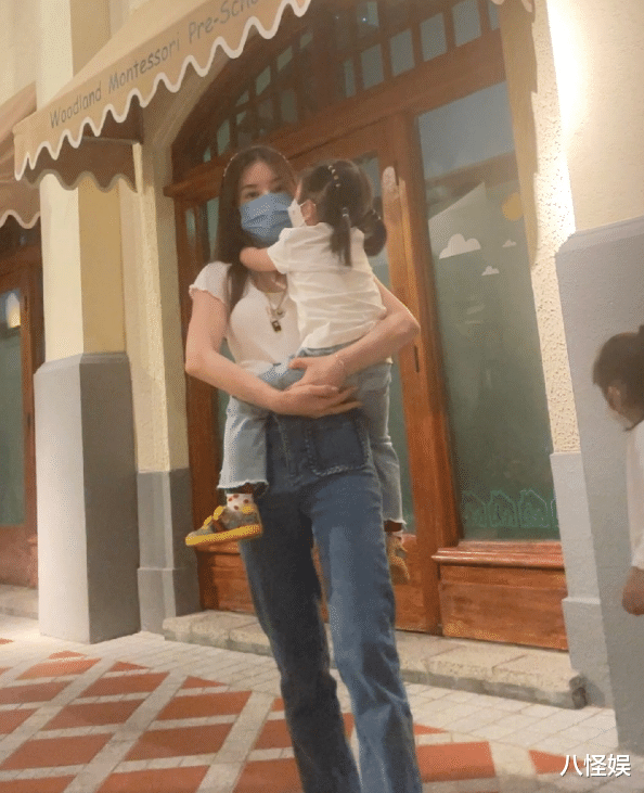 方媛|方媛晒郭富城视角带娃照，素面朝天一个人抱着俩女儿喂饭，超能干