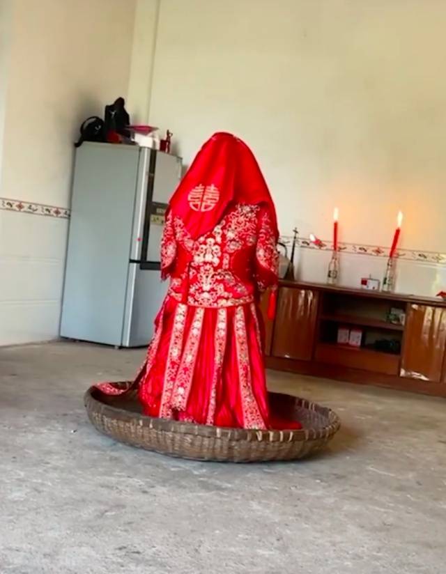 新娘被要求坐主厅5小时脚不能沾地