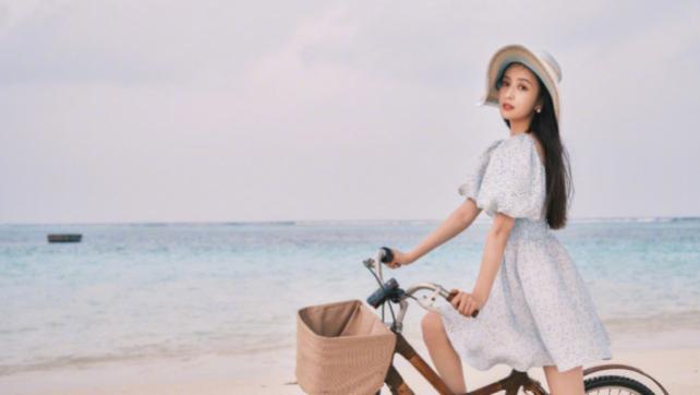 佟丽娅|佟丽娅春节陷整容质疑，晒九宫格美照，沙滩上骑车颜值气质均在线