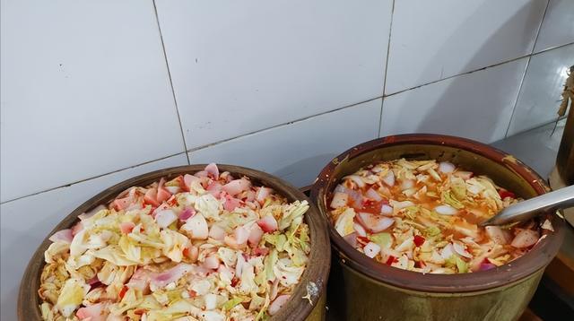 古镇|四川小伙带女朋友出游，在千年古镇上点了2荤1素，姑娘说了2个字