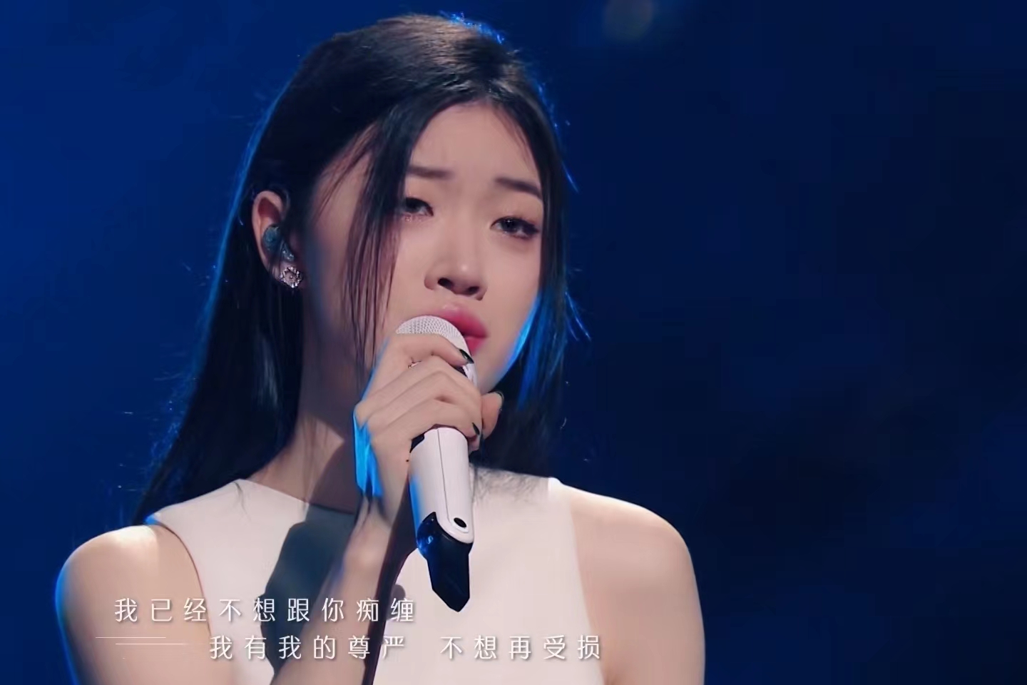 小姐姐|同样是《好声音》总冠军，把伍珂玥和单依纯一对比，差距就出来了