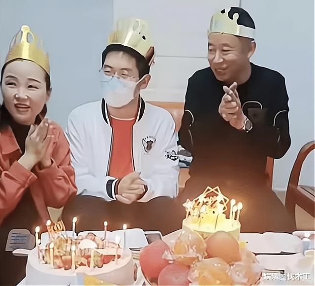 |孙卓整理18岁生日礼物，唯独对口罩爱不释手，网友直夸：有前途