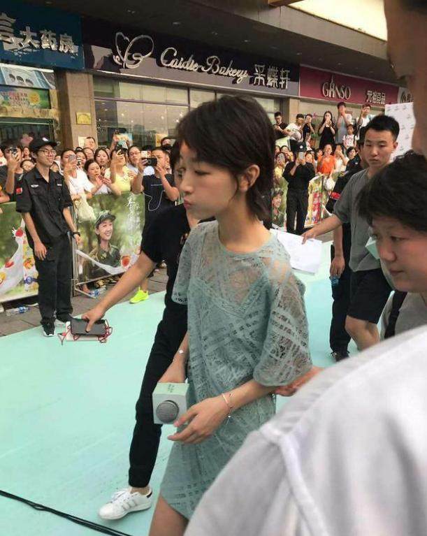 补水 有一种瘦叫做女明星！体重80斤的周冬雨，在路人镜头下是真不好看