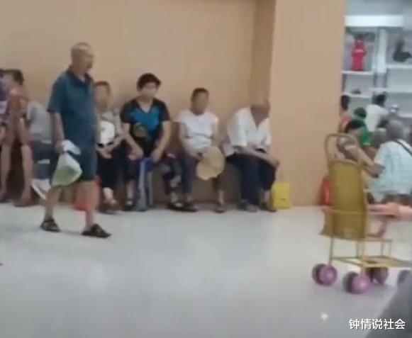 四川:大爷大妈超市蹭空调,抽烟打牌聊天,三四百人赶都赶不走