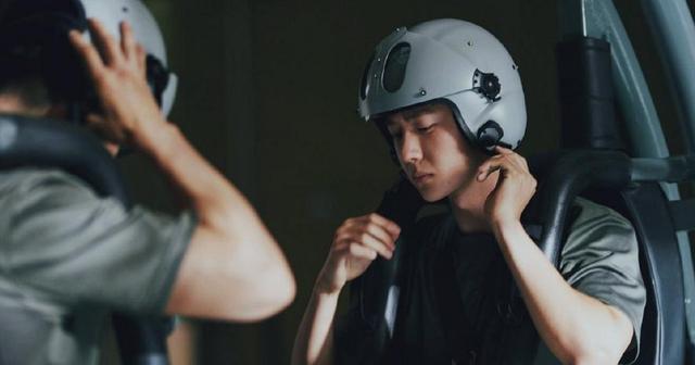 王一博|王一博现身北京,心情沮丧低头走出机场,《长空》撤档他也很难过