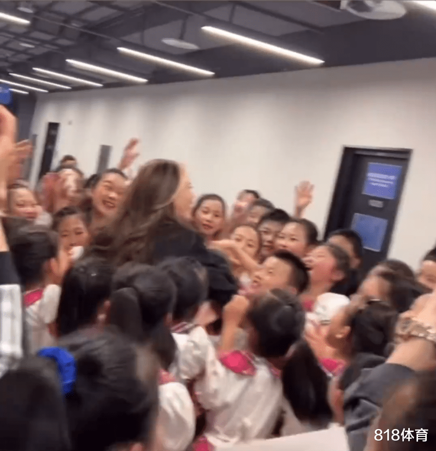 央视|团宠! 谷爱凌央视后台被小演员追星, 围得里三层外三层, 节目快开演才被拽走