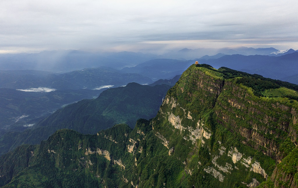 峨眉山|2016年暑假峨眉山三天游记，误闯西南交大，和当地人吵架，豪爽东北大哥……一路奇遇（一）