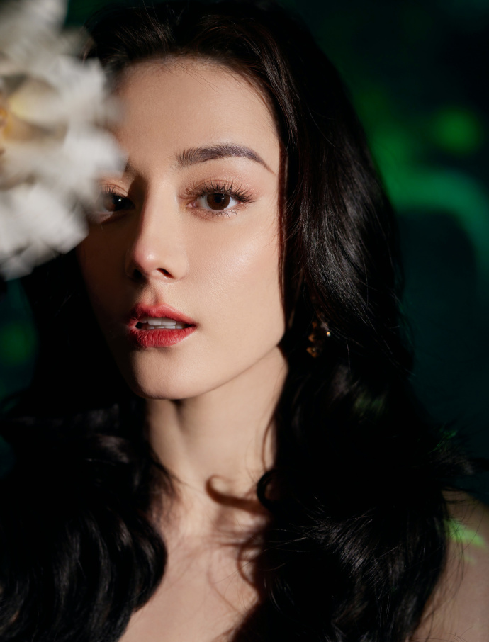 |迪丽热巴《与君初相识》首播即爆，花式霸榜热搜狂掀追剧潮