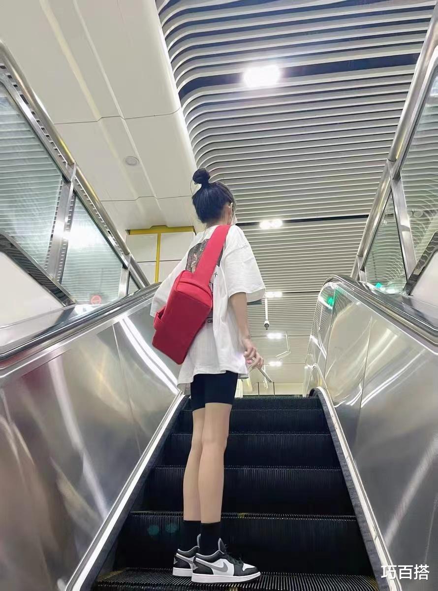 牛仔短裤哪有鲨鱼裤“香”?码住这件,省时省力还能凹出漫画腿!