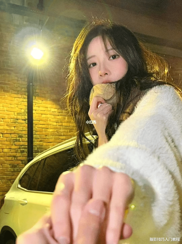 摄影技巧:2022年最火的拍照姿势,逆光牵手照,太好看了