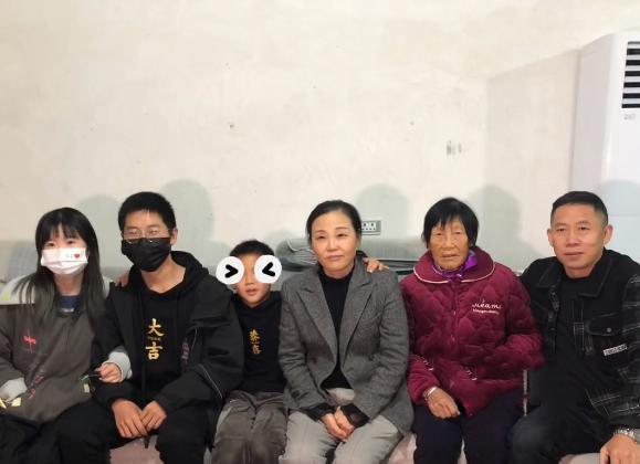卓妈带仨孩子买衣服,孙卓手搭在姐姐肩膀,孙辉蹦蹦跳跳很开心