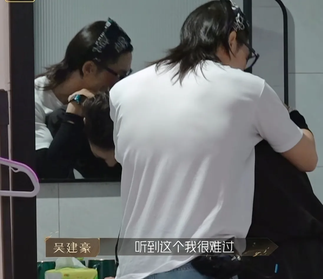 李承铉|李承铉在录节目时，一直心情低落，回到房间后更是在厕所里放声大哭了起来