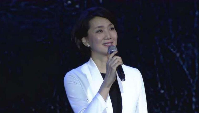 央视|“央视主播”李修平:42岁再婚娶大10岁丈夫,至今没有孩子