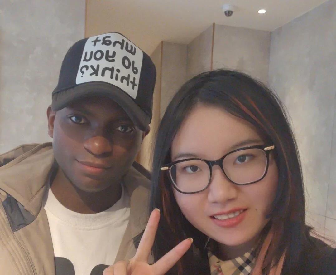 女子自称被黑人男友欺骗,对方已有老婆孩子,却同时交往多位女友