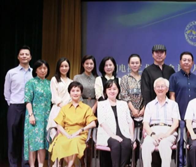 徐俐|众多央视名嘴齐聚!61岁徐俐升职成会长,剪超短发气质大变认不出